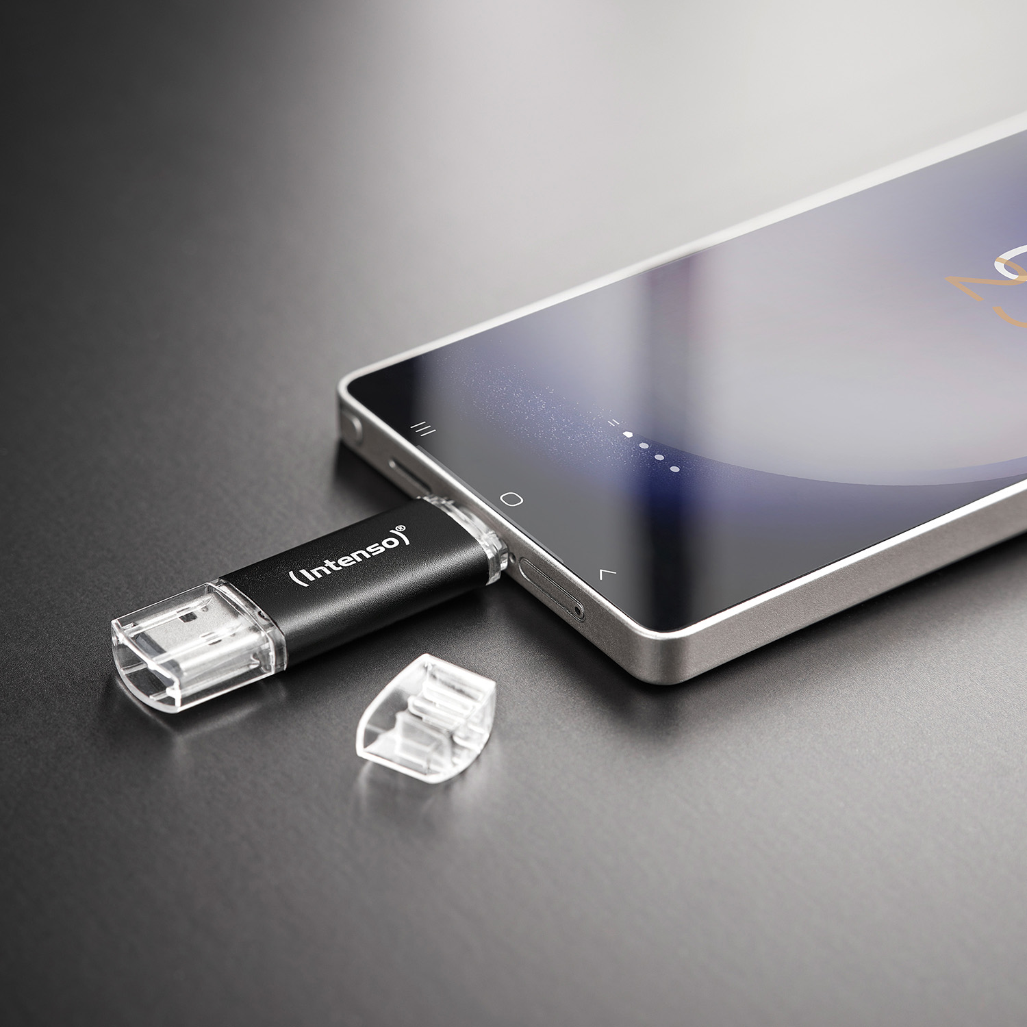 Der schwarze USB-Stick Twist Line ist angeschlossen an einem Smartphone.